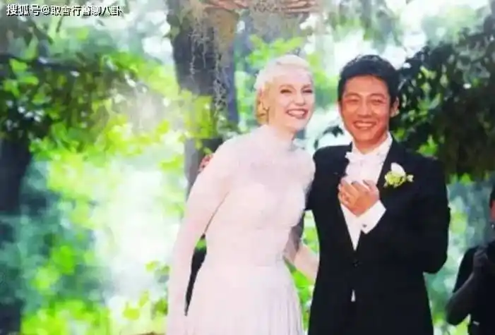 撒贝宁携妻子体验汉服李白红色襦裙明艳迷人气质端庄似古人