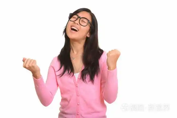 年轻快乐的亚洲女人很兴奋的样子