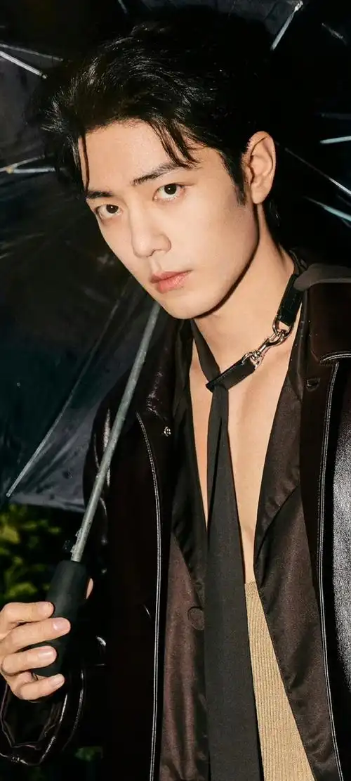 肖战晒米兰明信片##肖战看秀look##gucci大秀