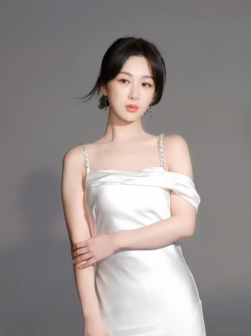 杨紫和白色的适配度好高!白色礼裙好温柔好优雅!