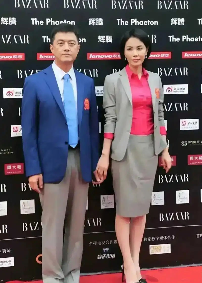 李亚鹏1971年身高183厘米,王菲1969年身高174厘米,两人从年龄和身高上