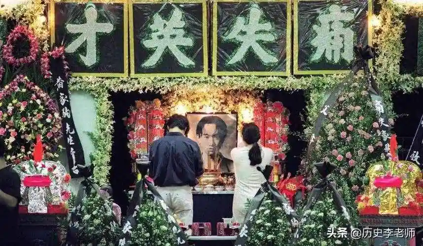 香港黄家驹墓地:葬礼规模空前,八人抬棺扶灵,墓碑形状代表一生