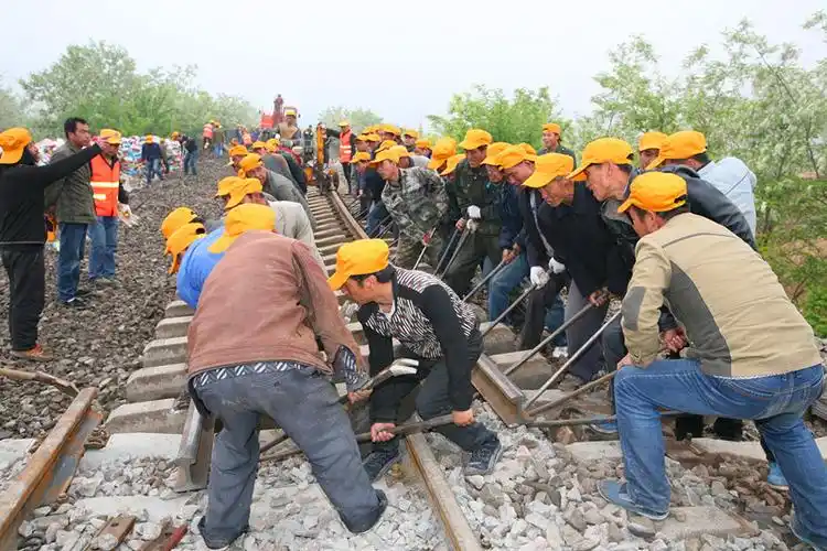 机器轰鸣,嘹亮的劳动号子回响在洛河之畔……铁路改线工程拨接作业在