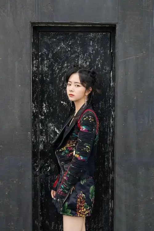 却被谭松韵穿出了别样的感觉,搭配古灵精怪的双丸子头显得俏皮又可爱