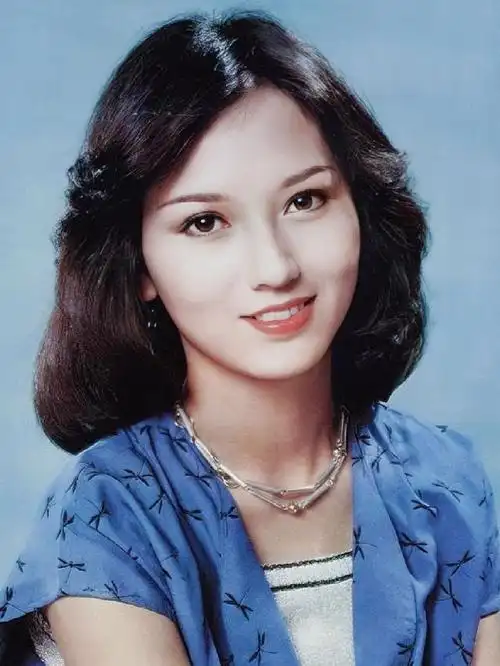 看她和赵雅芝的对比照你就有答案了