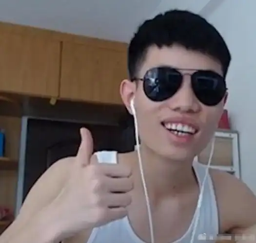 和平精英:鲨鱼哟为何成一哥?看到他的衣服后,网友:我恋爱了!