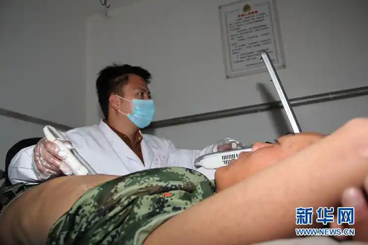 西藏边防总队医疗巡诊队在屋脊之巅展开义诊体检活动(组图)