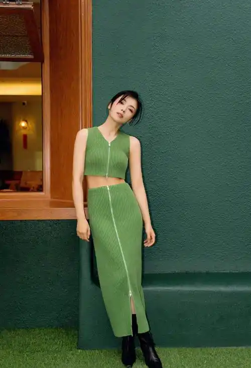 刘涛绿色线衣套装甜美笑容写真_衣品_网友