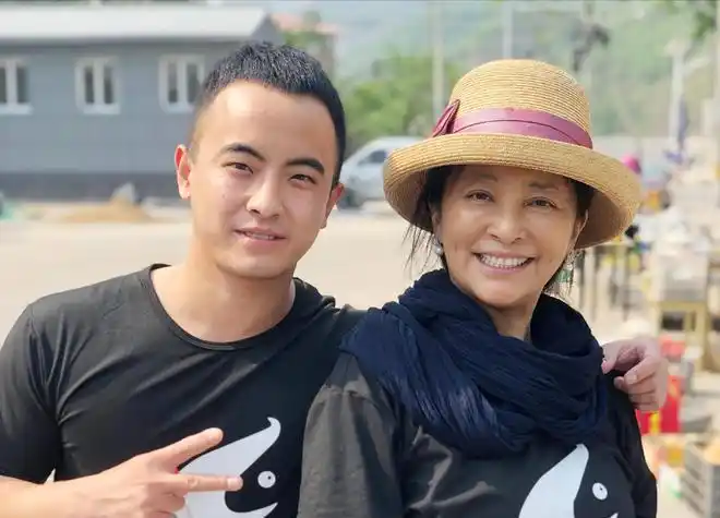 或许是后悔当初离婚太草率,为了儿子,李勤勤试着跟山根真一打了一个