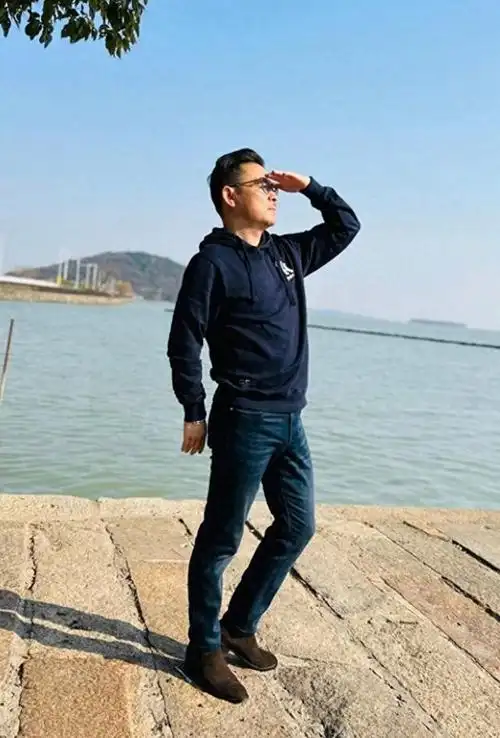 男人到了50岁,尽量放弃西服,阔腿裤,换成这些穿起来更减龄帅气