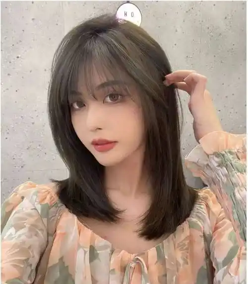 锁骨发型可以说是一种不挑人的发型,蓬松瘦脸很百搭,人人剪完都好看.