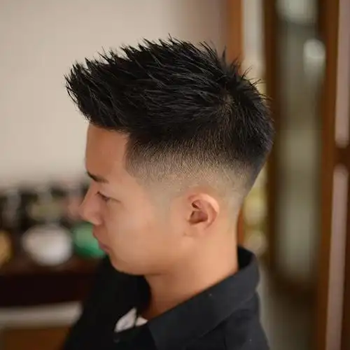 飞机头作为时尚男发的一种代表,也是大多数男士都比较钟爱的发型,立体