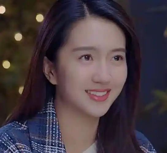 许龄月就跟沈腾搭档,在《你是我的眼》里面饰演女一号邱雪花