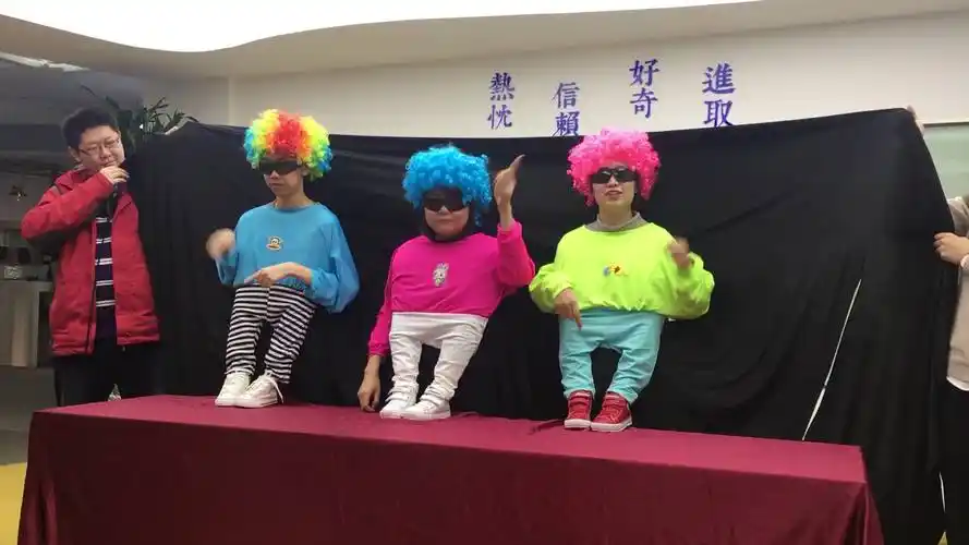 喔噻年会-小人舞练习版