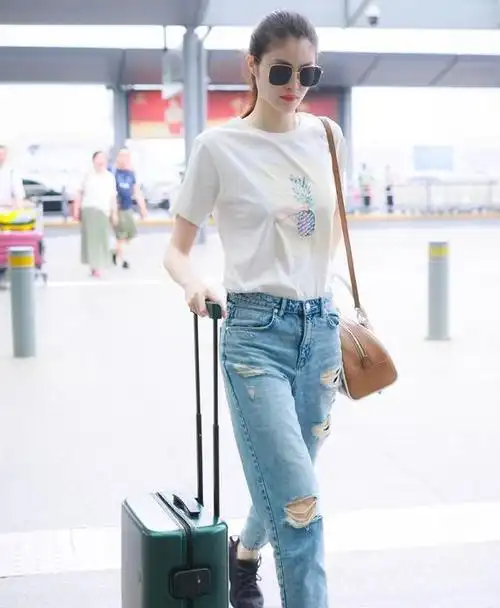 29岁何穗美出新高度,穿吊带透视纱裙走机场,雪肤惹眼尽显女神范