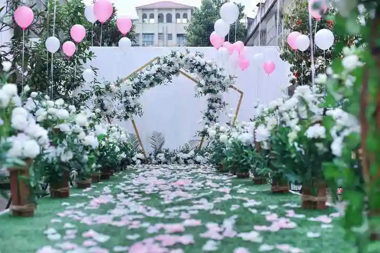 漫展会场如何布置_鲜花会场布置_婚庆布置会场的图片