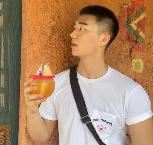 男生留"两边推光"发型又潮又帅,冬天剪这5款短发,清爽显魅力