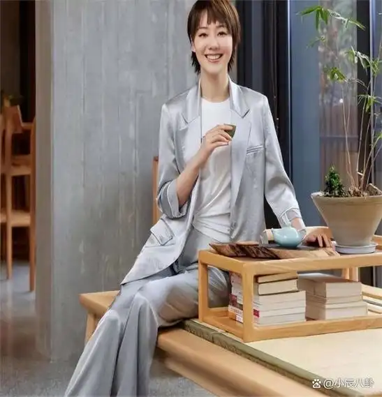 王冠:主持人王冠宣布与"李先生"恋情,获同事曹可凡祝福