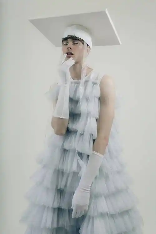 男人穿婚纱也很美,这仙气缭绕的男装,男生穿戴起来连女孩都脸红!_性别