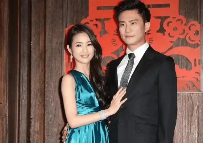 在林依晨最困难的时期,林于超一直陪在他身边,男方帅气多金,又很温柔