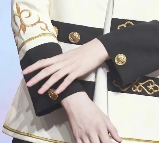 应该没有人能逃过好香那冷白皮的手吧#严浩翔 #手控