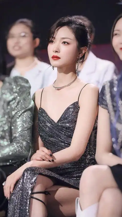 万茜穿银黑色抹胸长裙出席活动裙子高位开叉略露雪白美腿