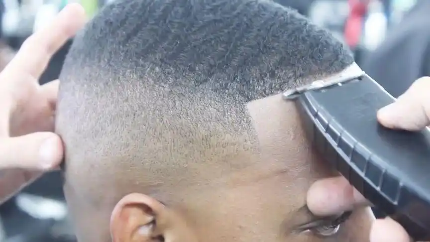 非洲小哥头发天生卷翘剃了个整齐的板寸头后看清爽又帅气