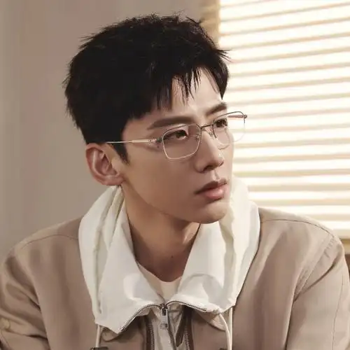 白敬亭佩戴的万宝龙金属笔夹系列眼镜,灵感源自万宝龙经典大班系列