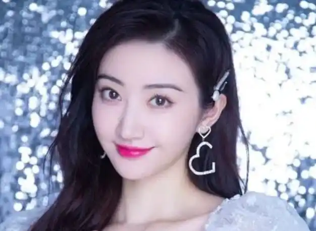 2004年16岁的景甜坐进了车牌为9988的神秘豪车后被学校开除