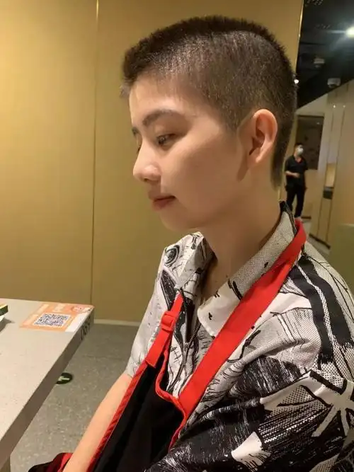 这些年轻女孩决定去剃寸头