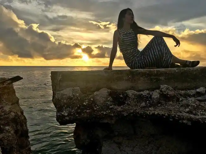 郭碧婷海边散发悠闲写真图片 郭碧婷图片