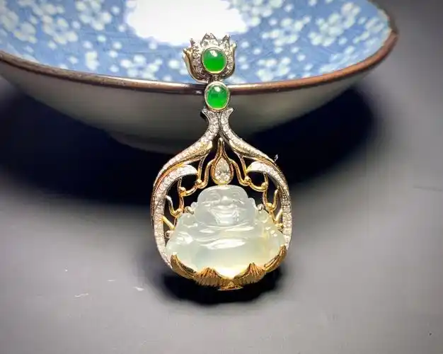 金镶玉佛公翡翠吊坠
