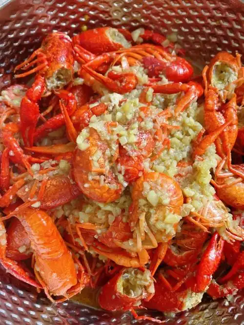 最近龙虾02便宜了,于是买了3斤来当夜宵蒜泥龙虾太好吃啦,而且超级