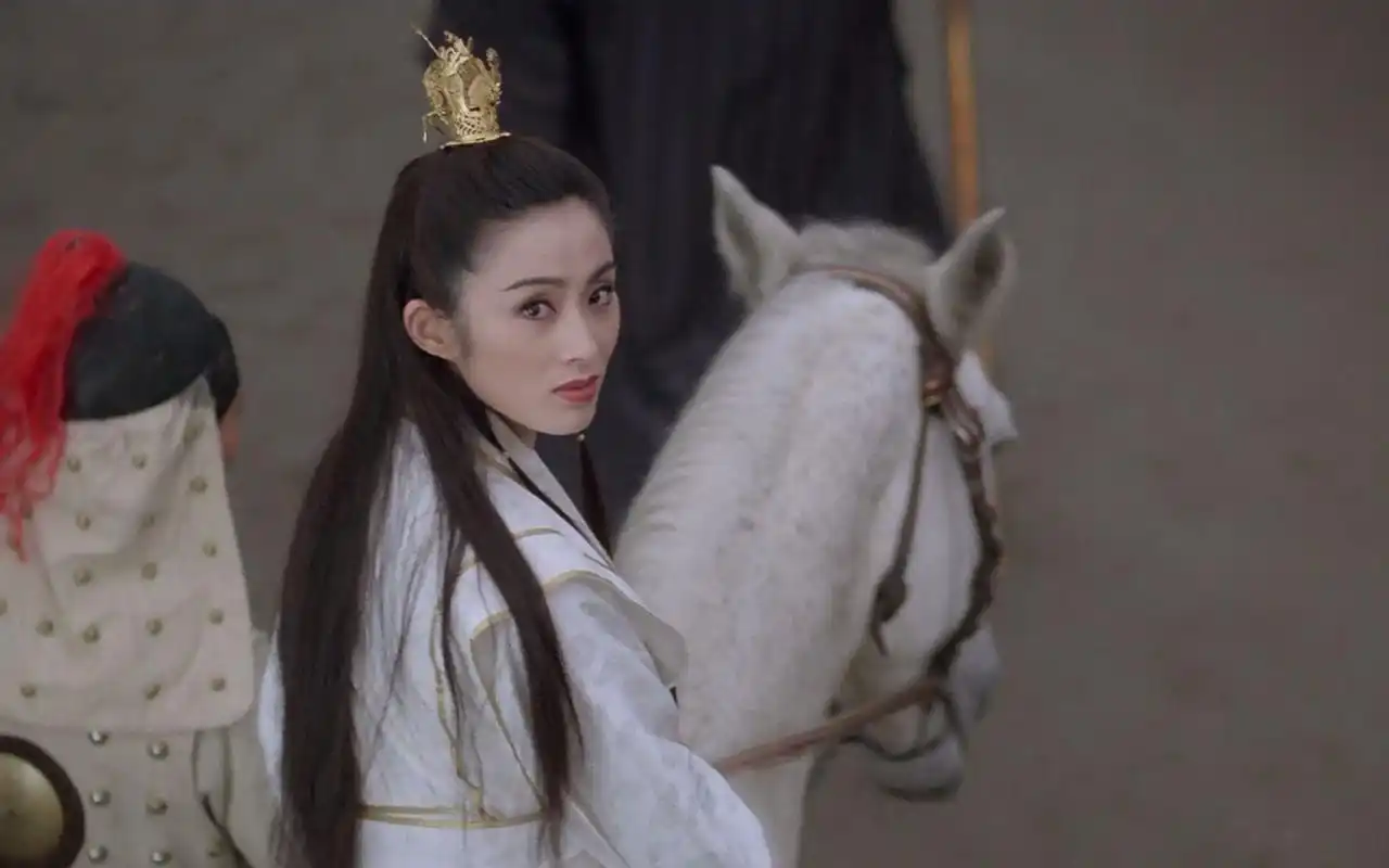 她一回头英气逼人张敏在倚天屠龙记中的经典形象让人难忘