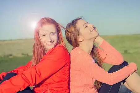 两个女人微笑享受阳光明媚的天气蓝色天空大自然庆祝自由照片