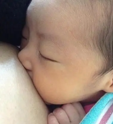 女明星给宝宝哺乳的照片 表现母性的慈祥