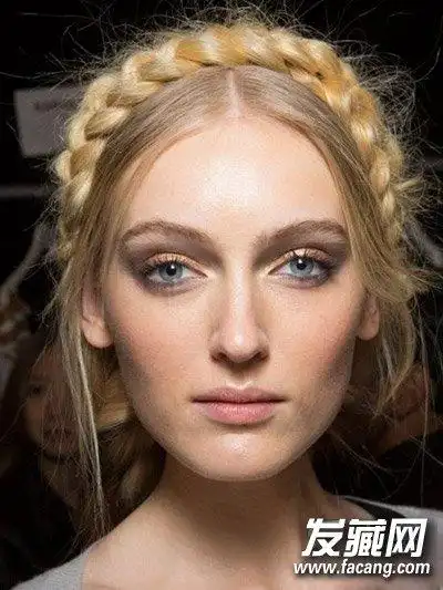 图示三 正面效果,花环编发造型提升高贵气质.