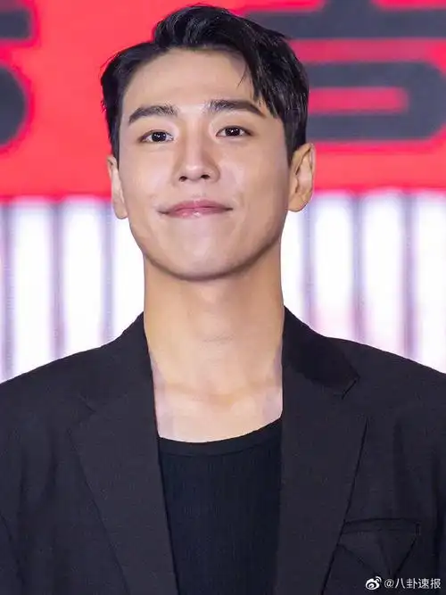 李玹雨也举铁了#早期参演过《隐秘而伟大》的李玹雨今日参加发布会生