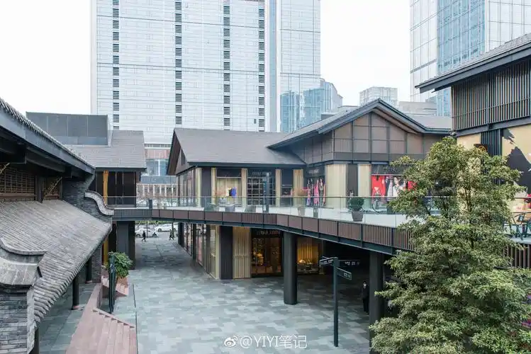 成都太古里是一处集川西风格的青瓦坡屋顶与时尚潮流为一体的地方