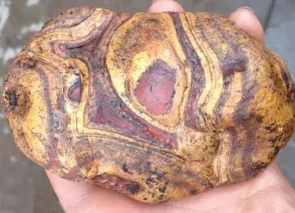 10.坑皮包浆:为乌石包浆的一种,外形为坑洼不平的麻壳皮.