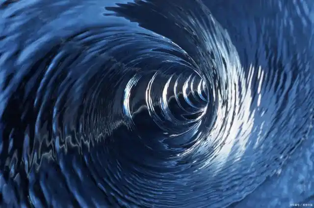 自然漩涡是由水流形成的,而人为漩涡是由人类利用机械设备制造出来的.