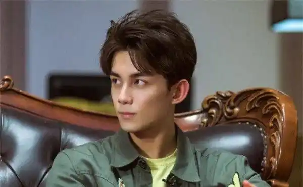 被"编进教材"的5位明星:赵丽颖杨幂均上榜,图5被当做榜样_易烊_吴磊