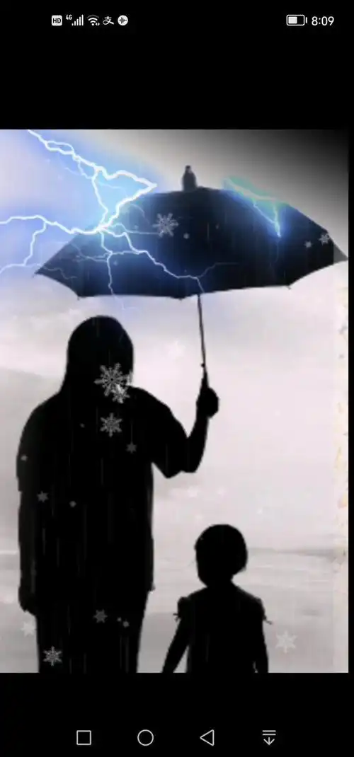 同龄的少年,一个,已经能和自己的母亲,以至奶奶一起身负重担,脸上露有