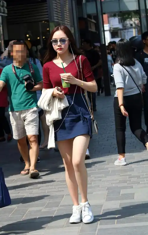 北京三里屯街拍有自信自然敢穿调皮的姐姐连摄影师也要调戏