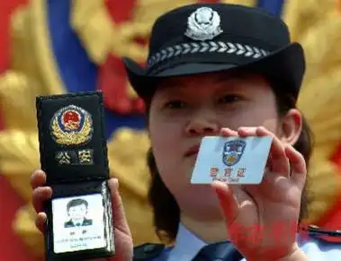 上海民警展示《人民警察证》   早报记者 赵昀   早报记者 张凌