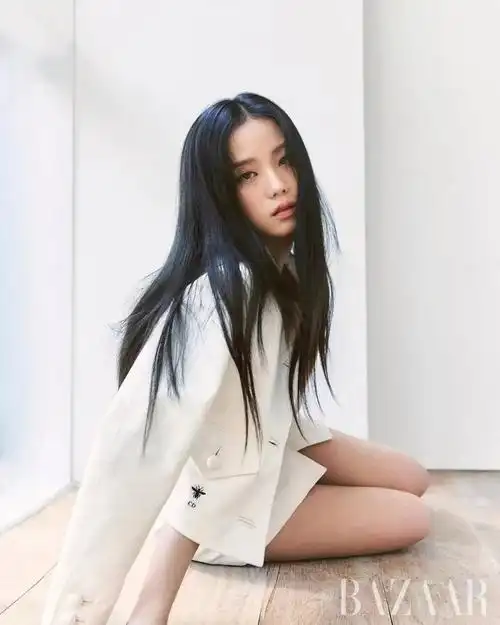 上海大鲨鱼首发中锋王哲林~值得一提的是,在翻阅金智秀的ins主页时,阿