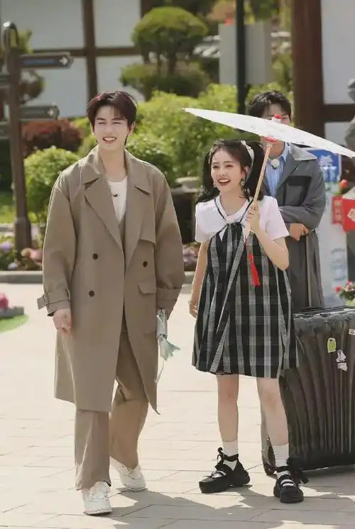 刘大锤直播爆料:白鹿与张凌赫结束两年恋情! - 娱乐资讯(魔女团新闻)