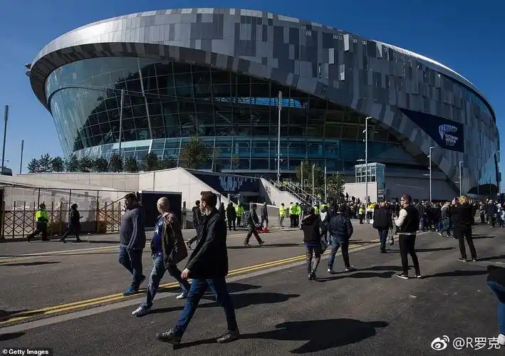我大热刺的新主场耗资了10亿英镑的球场新白鹿巷来了哦
