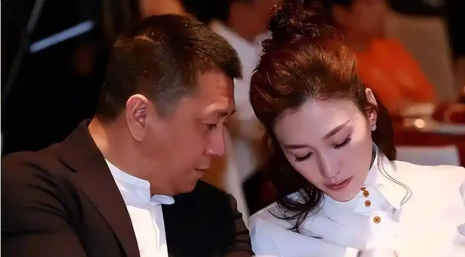 李小冉与比富豪大6岁的丈夫一起出席了活动,她精致如女孩,老公如父亲