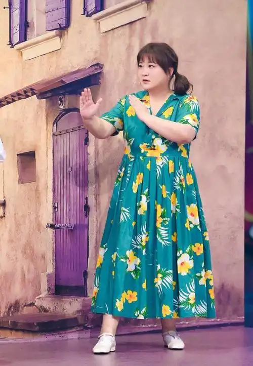 贾玲胖早就该剪波波头了穿卫衣配红色运动裤骨子里自信又大气